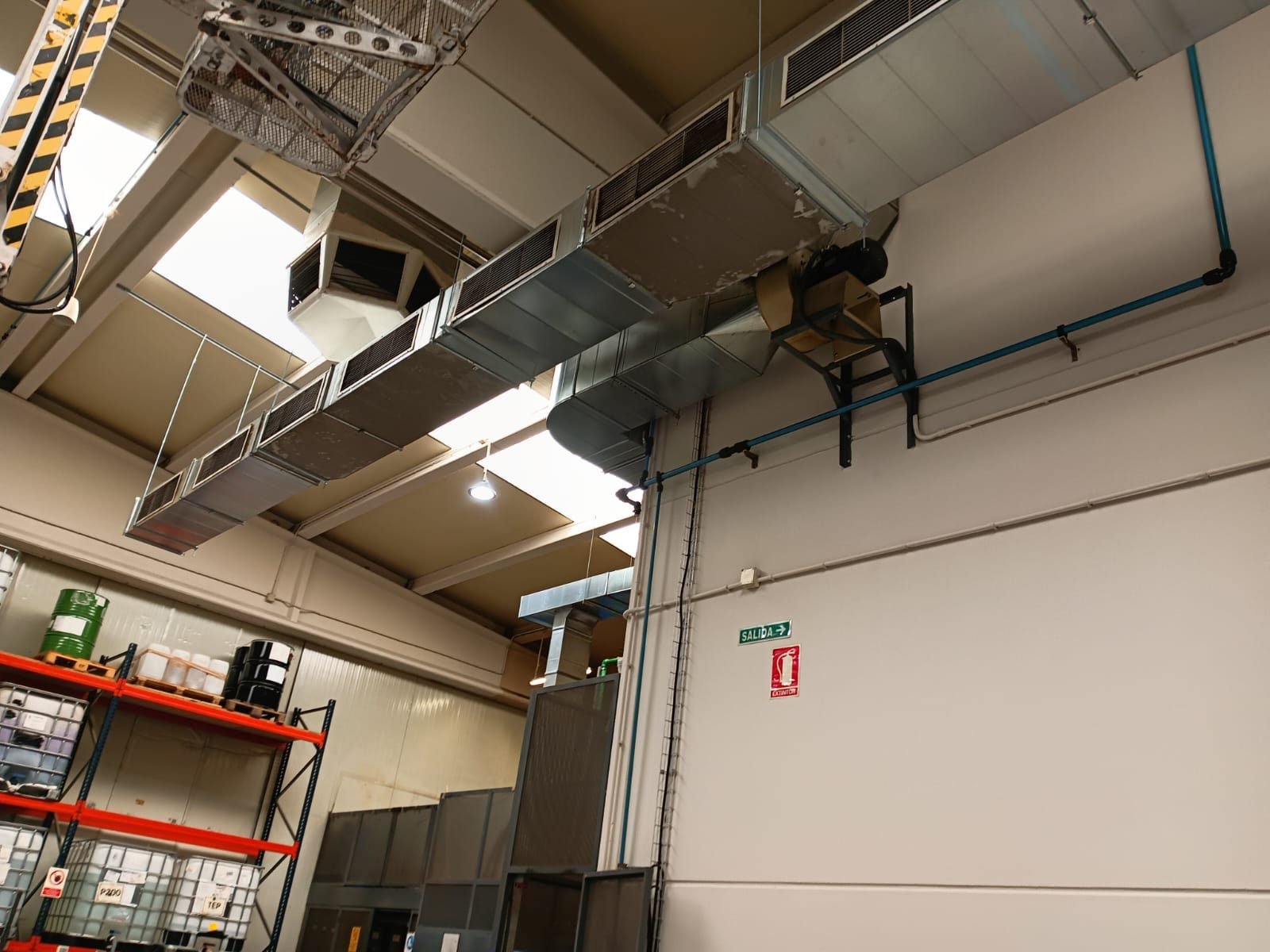 Red de conductos de ventilación y climatización instalada por Disfrical S.L. en una nave industrial de La Rioja