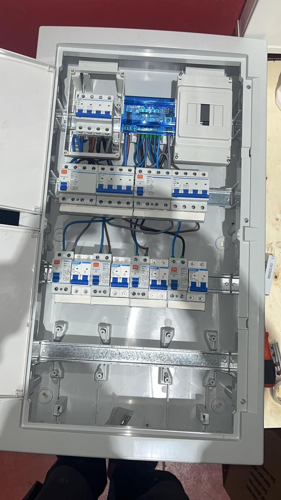 Cuadro eléctrico de baja tensión con diferenciales y magnetotérmicos CHINT montado por Disfrical S.L. en Calahorra, La Rioja